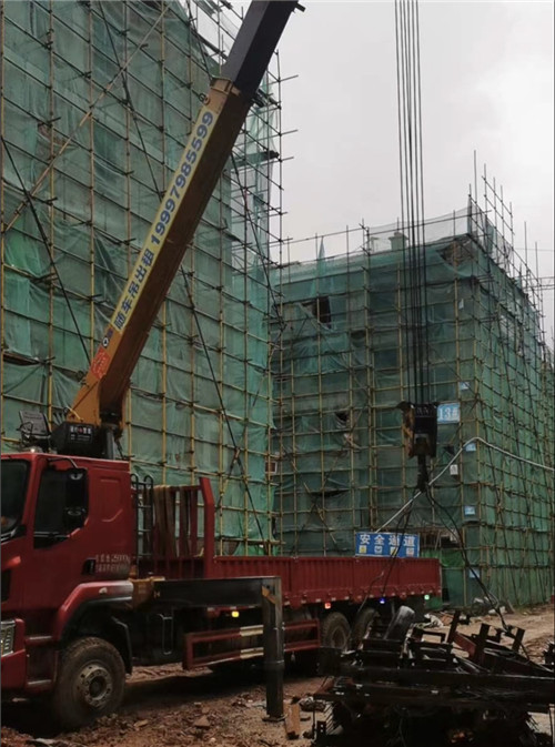 东乡区“慢工细活”—— 吊车的 “微动控制” 技术